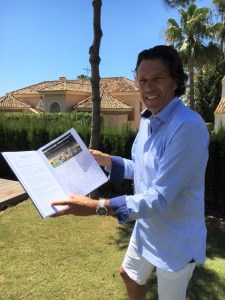 Urs Meier mit dem Fußballbuch (4)